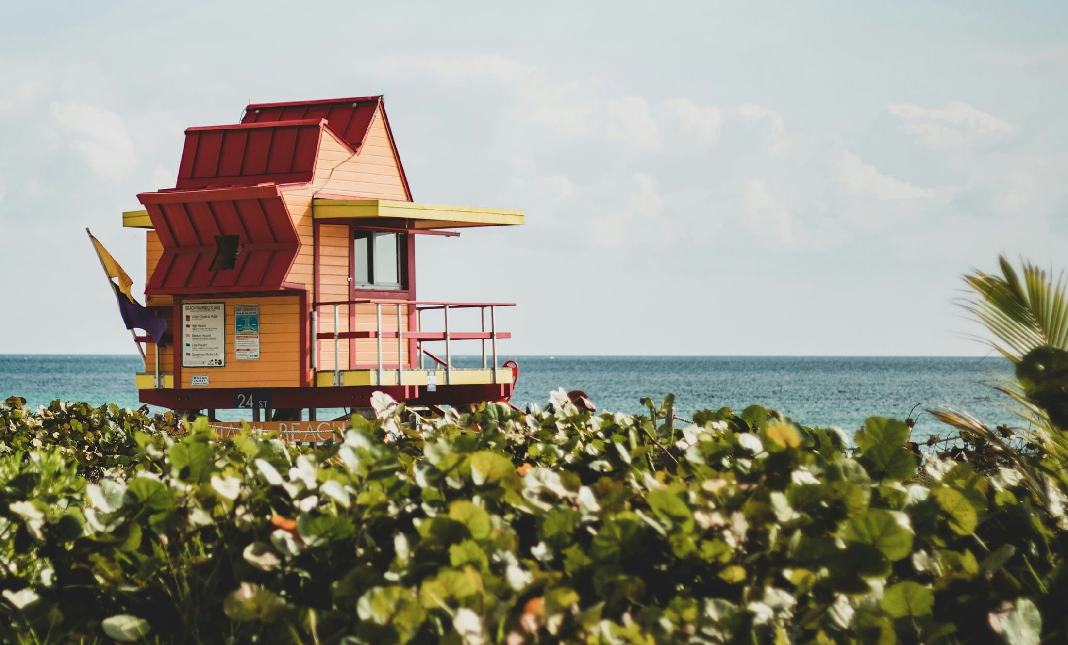 Caseta de salvavidas en la playa de Miami Beach, cerca de Flow House